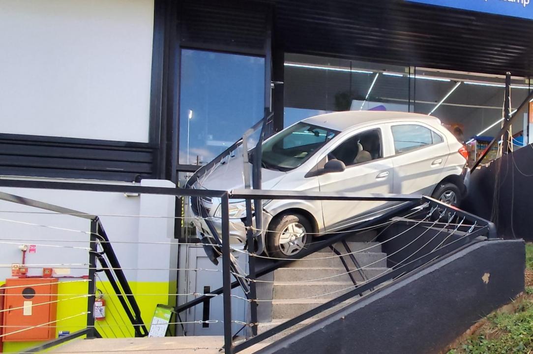 Foto 1 de 4 — AGORA! Carro despenca de estacionamento no Damha em Araraquara
