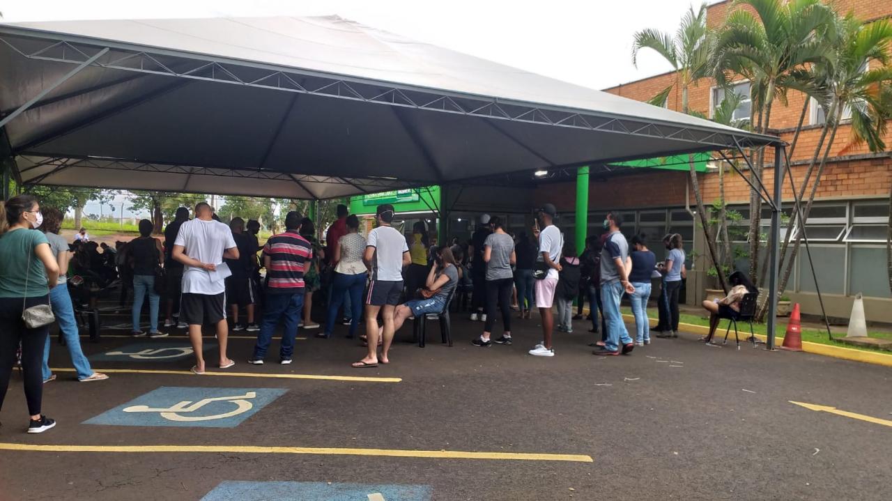 Foto 4 de 7 — Primeiro dia do “Gripário” da Unimed é marcado por fila e reclamações