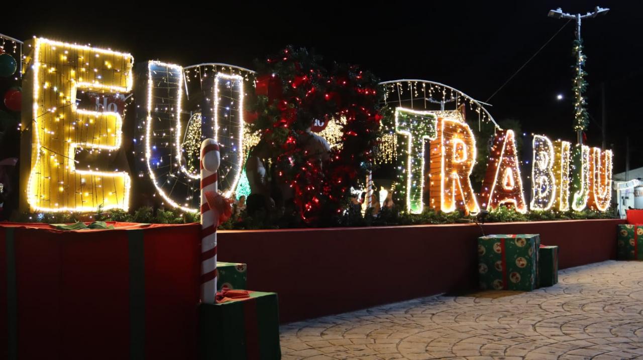 Foto 2 de 7 — Luzes de Natal iluminam Trabiju e atraem famílias da região