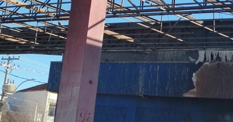 Foto 1 de 5 — Posto de combustíveis desativado tem lixo, entulho e mato alto na Vila Xavier