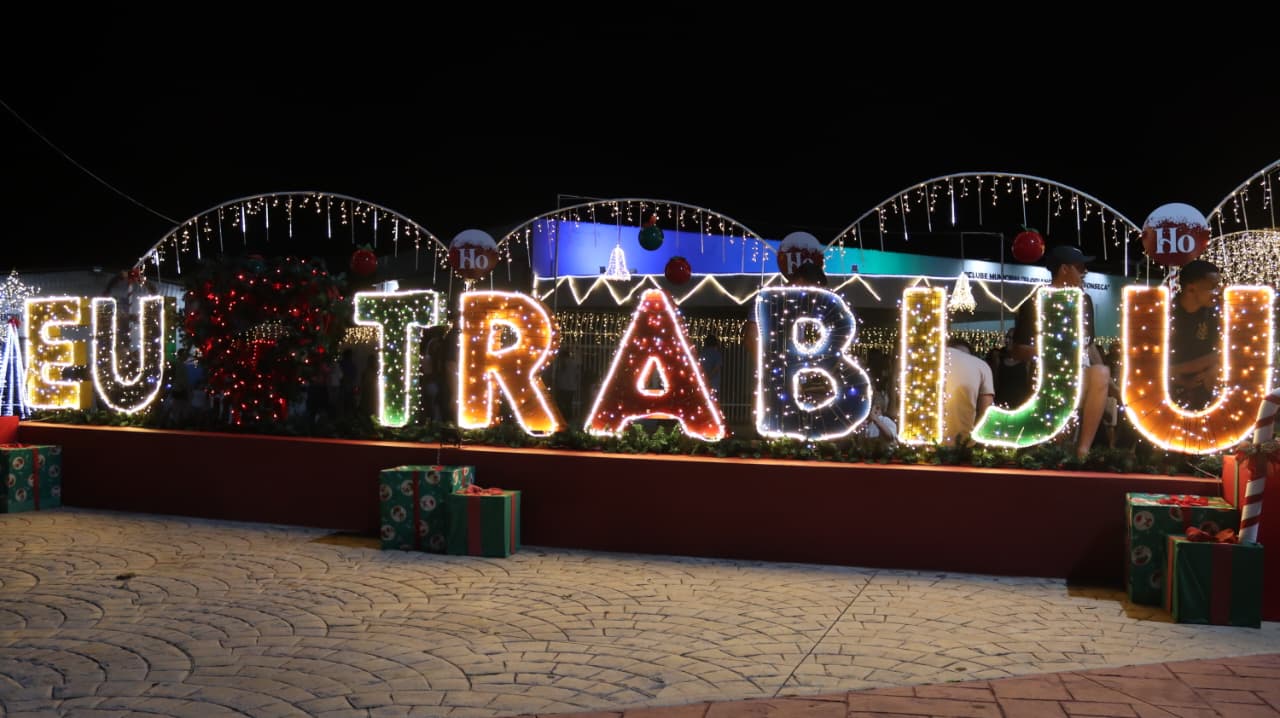 Foto 1 de 7 — Luzes de Natal iluminam Trabiju e atraem famílias da região