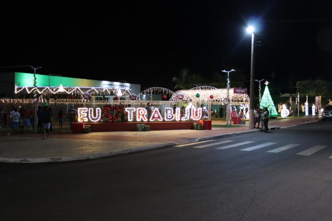 Foto 4 de 7 — Luzes de Natal iluminam Trabiju e atraem famílias da região