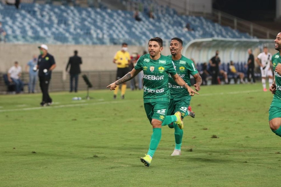 Foto 1 de 1 — Ferroviária negocia com atacante que disputou o Brasileirão Série A