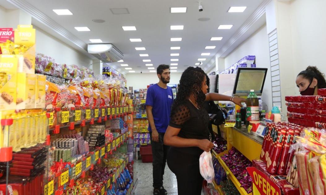 Trabalhadores em fila no PAT de Araraquara, com cartazes de 75 vagas de emprego em 13 funções disponíveis nesta quarta-feira